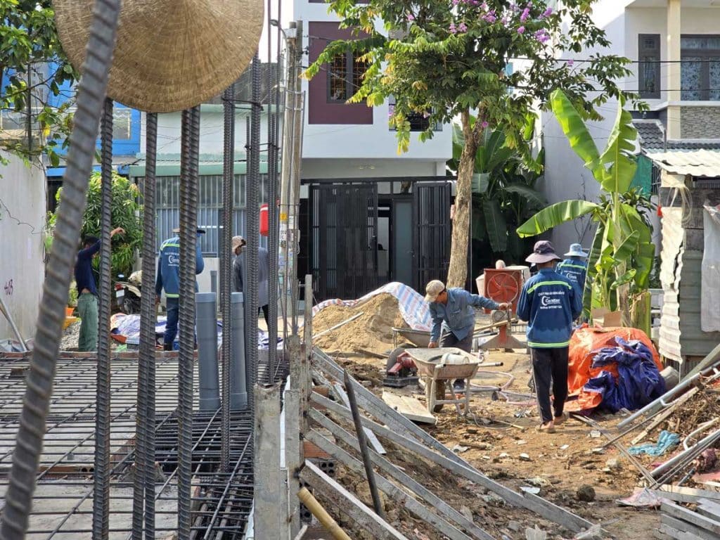 Thi công phần thô nhà phố tại phường Long Phước.